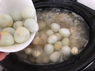 8、花胶莲子银耳糖水,煮至中途一半时间,加入鹌鹑蛋