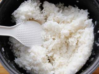 1、黄金蛋炒饭 完美金包银 剩米饭最Bigger的处理方法,用来做炒饭的米饭最好是隔夜饭，前一天没吃完的米饭留到第二天做蛋炒饭是再合适不过的了。适合大部分人口感的现蒸米饭水分含量太大，是不适合做蛋炒饭的，炒不到粒粒分明的状态。