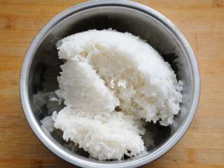 2、黄金蛋炒饭 完美金包银 剩米饭最Bigger的处理方法,隔夜米饭取出500克，蛋炒饭炒制的时候一次不能贪多，家里灶台的火力太弱，一次炒太多了炒不开。