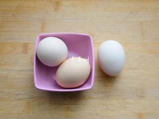 3、黄金蛋炒饭 完美金包银 剩米饭最Bigger的处理方法,鸡蛋三个，我用了三个比较小点的柴鸡蛋，如果是大个的鸡蛋，两个就够了。柴鸡蛋的颜色比普通鸡蛋更加金黄，炒出来的蛋炒饭色泽更加漂亮。做黄金蛋炒饭，只用到鸡蛋的蛋黄部分，蛋清可以留着去做溶豆之类的消耗蛋白的食品。