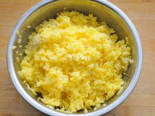 5、黄金蛋炒饭 完美金包银 剩米饭最Bigger的处理方法,把蛋黄和米饭快速的融合到一起，用勺子压或者是筷子搅拌都可以，我常用的最快捷的方法是戴上食品用一次性手套，几下就可以给抓匀了。而且下锅炒的时候绝对是完美的金包银状态，顶级厨师中刘一帆做演示的时候，是先将米饭炒了几下，然后将蛋黄液淋入到了锅内，除非你能快速的颠勺才能炒匀，不然的话蛋黄凝固后就不能再去包裹每个米粒了。