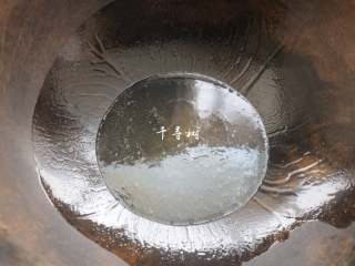 6、黄金蛋炒饭 完美金包银 剩米饭最Bigger的处理方法,锅烧热，倒入油，让油和锅子充分的润一下，可以起到一定的防粘作用。