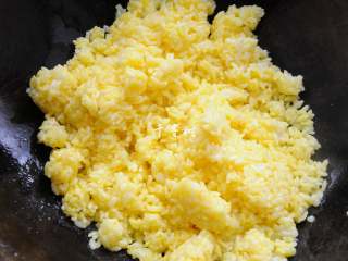 7、黄金蛋炒饭 完美金包银 剩米饭最Bigger的处理方法,倒入抓匀蛋黄液的米饭，翻炒。