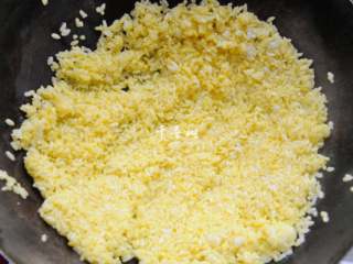 8、黄金蛋炒饭 完美金包银 剩米饭最Bigger的处理方法,保持中大火力，不停的翻炒。翻炒的过程中尽量用压的方式，避免使用切的方式，那样会容易把米粒都切断的。