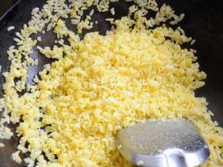 9、黄金蛋炒饭 完美金包银 剩米饭最Bigger的处理方法,再次炒匀，锅壁上粘着的米粒都开始跳动，就可以起锅盛盘了。