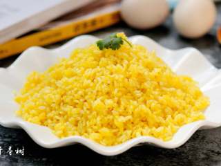 10、黄金蛋炒饭 完美金包银 剩米饭最Bigger的处理方法,黄金蛋炒饭成品，像一座小金山！