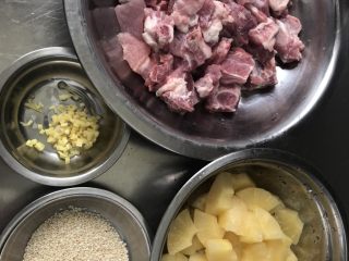 1、糖醋菠萝排骨,准备好原材料。