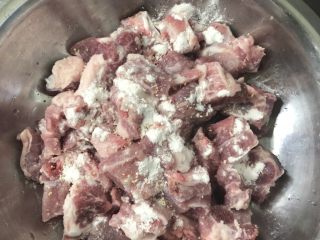 2、糖醋菠萝排骨,排骨加盐、鸡精还有生粉码味。
