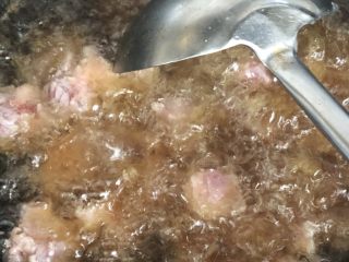 3、糖醋菠萝排骨,五成油温拉油、