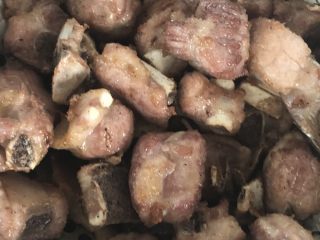 4、糖醋菠萝排骨,拉至表面一层焦黄就好