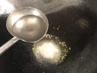 5、糖醋菠萝排骨,锅里留点油把姜炒香、加入糖还有水