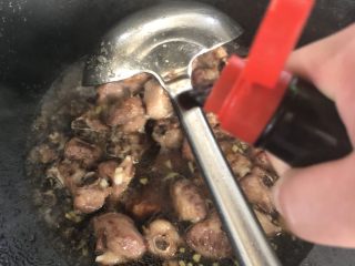 6、糖醋菠萝排骨,等糖融化倒入排骨、加白醋与陈醋。大火烧开转小火