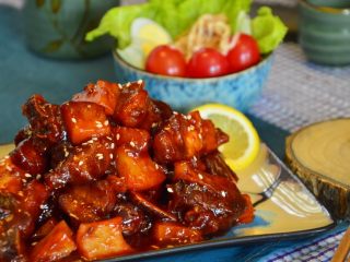 9、糖醋菠萝排骨,出锅撒上白芝麻就大工告成了????