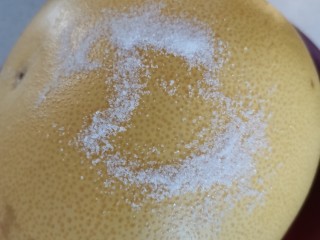 1、蜂蜜柚子茶,柚子洗干净,用一勺盐把皮搓洗一下