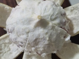 2、蜂蜜柚子茶,洗干净后去皮