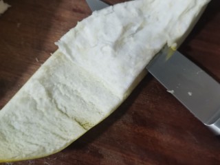 3、蜂蜜柚子茶,用刀剔掉皮上面的柚子瓤,剔的越干净越好