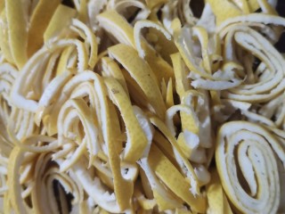 4、蜂蜜柚子茶,把柚子皮卷起来切丝切丝