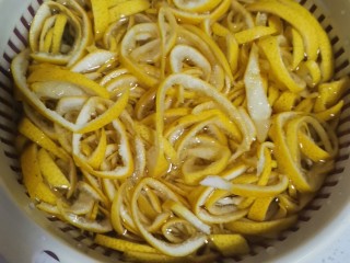 6、蜂蜜柚子茶,加莫过柚子皮的水泡30分去除苦味