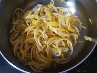 7、蜂蜜柚子茶,柚子皮泡30分后,焯水10分