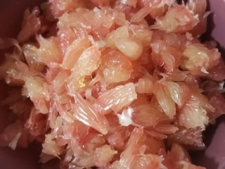 8、蜂蜜柚子茶,把柚子果肉取出来,不要带一点白色的皮