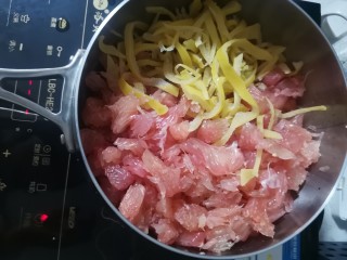 9、蜂蜜柚子茶,然后捞出柚子皮和柚子肉一起放锅中