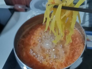 12、蜂蜜柚子茶,大火煮开10分钟,把柚子皮全部捞出来,要不熬出来会很苦,