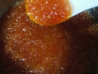 14、蜂蜜柚子茶,转小火600瓦继续熬30分左右,在转300煮10分,到后来就要一直搅拌了。汤汁收的差不多了,就关火放凉,