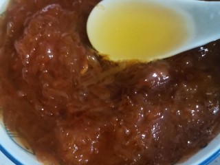 15、蜂蜜柚子茶,凉到温热放到大碗中,加入200克蜂蜜搅拌均匀