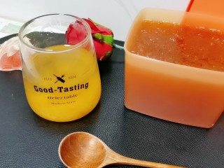 16、蜂蜜柚子茶,放到密封盒子里可以保存半年都不会坏,取一勺开水冲着喝