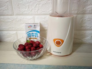 1、红枣奶昔,原料：红枣，纯牛奶