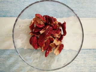 3、红枣奶昔,然后去籽留肉
