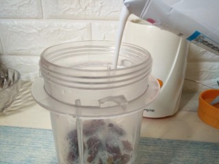 5、红枣奶昔,倒入纯牛奶