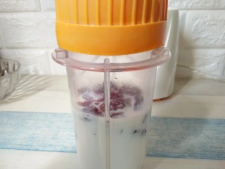 6、红枣奶昔,盖上盖子