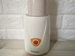 7、红枣奶昔,套入机身按开始搅拌几秒钟的时间即可