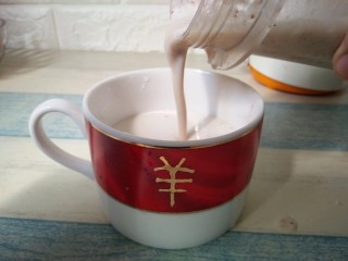 8、红枣奶昔,搅好后倒出即可品尝了