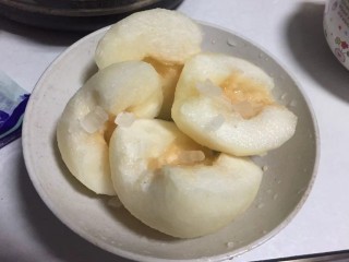 1、冰糖雪梨（原味、冰糖、枸杞大补）????️,用水果刀把梨子皮削赶干净，中间切开，挖去核。