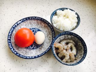 1、#炒饭秀# 番茄虾仁炒饭,准备好所有的食材。