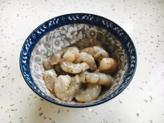 2、#炒饭秀# 番茄虾仁炒饭,虾仁放1g的盐、1小勺料酒、少许白胡椒粉、1小勺淀粉，把它们抓匀，腌制5分钟左右。