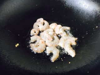 3、#炒饭秀# 番茄虾仁炒饭,热锅凉油，放入虾仁。