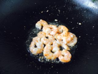 4、#炒饭秀# 番茄虾仁炒饭,虾仁煸炒到颜色变粉，盛出备用。