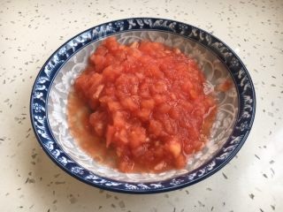 6、#炒饭秀# 番茄虾仁炒饭,把番茄切成丁。