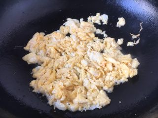 7、#炒饭秀# 番茄虾仁炒饭,把鸡蛋炒熟，盛出备用。