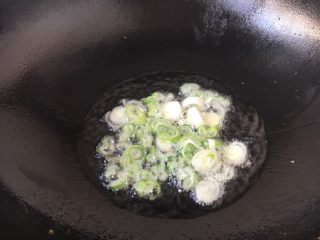 8、#炒饭秀# 番茄虾仁炒饭,热锅凉油，放入葱花炒出香味。