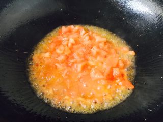 9、#炒饭秀# 番茄虾仁炒饭,放入番茄丁。