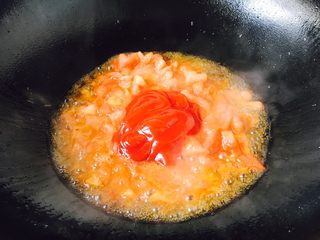 10、#炒饭秀# 番茄虾仁炒饭,放入2勺番茄沙司。