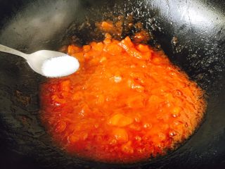 11、#炒饭秀# 番茄虾仁炒饭,熬出红油，放入少许的盐调味。