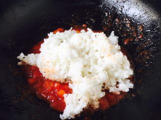 12、#炒饭秀# 番茄虾仁炒饭,放入米饭。