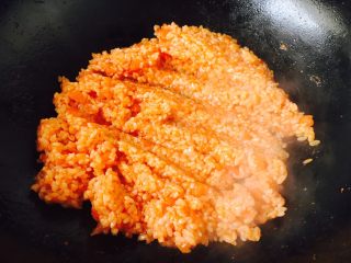 13、#炒饭秀# 番茄虾仁炒饭,翻炒均匀。