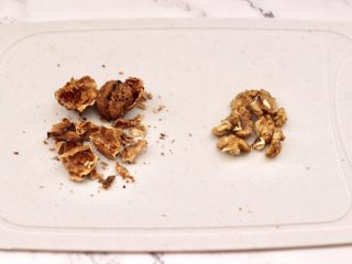 2、核桃花生红枣露,把核桃用夹核桃的工具，去皮后、把核桃仁取出来。