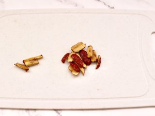 5、核桃花生红枣露,浸泡好的红枣去核后，再用刀切成薄片。